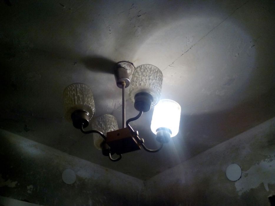 Продам люстру