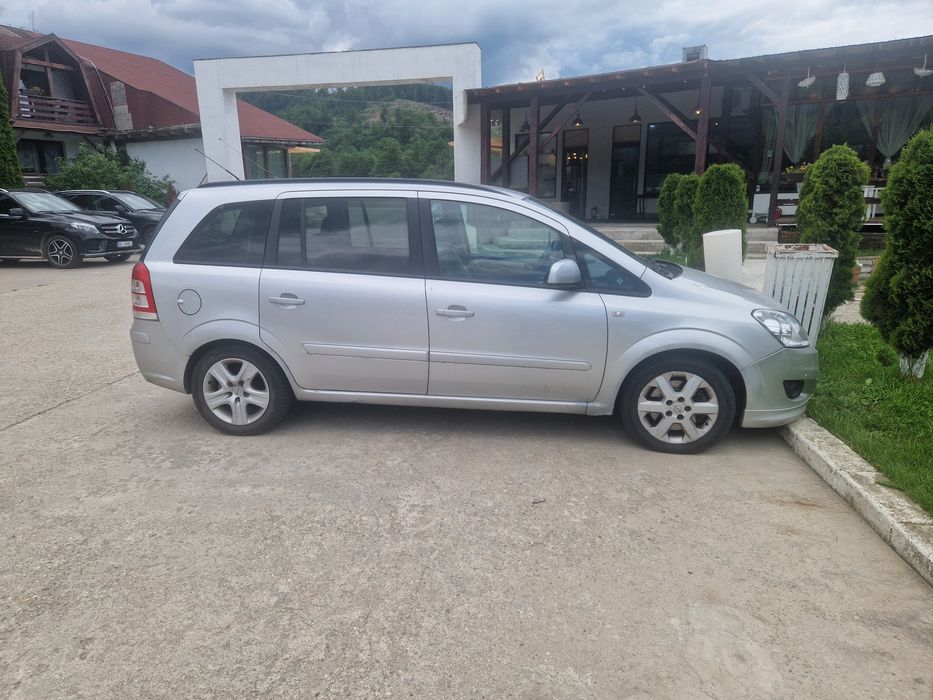 Vând Opel zafira