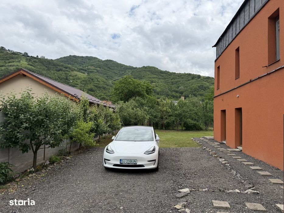 Casă de vânzare + Spațiu Comercial | 220 mp utili | curte 555 mp |