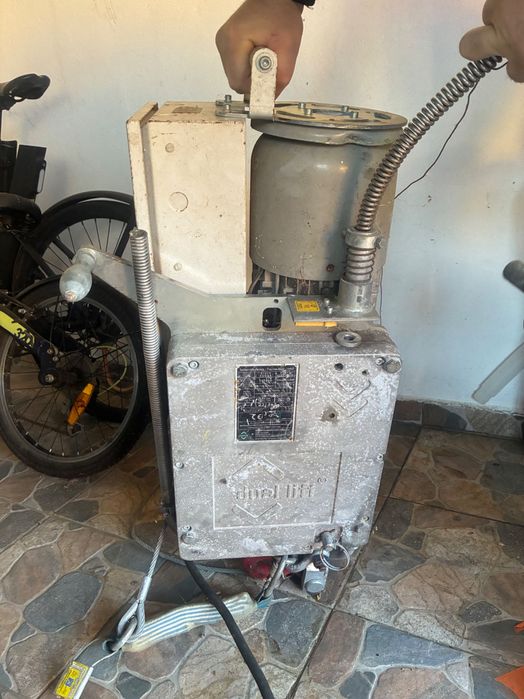 Troliu de vânzare (Macara)