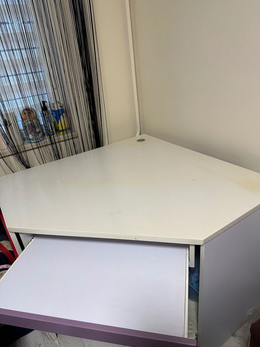 Ъглово бюро с приставка за клавиатура