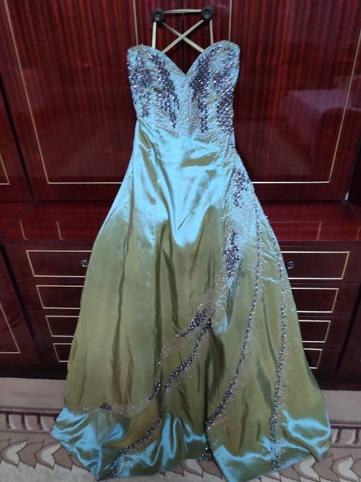 Продам платье вечернее в пол. Вышивка бисер. Цвет хамелеон, 48 размер.