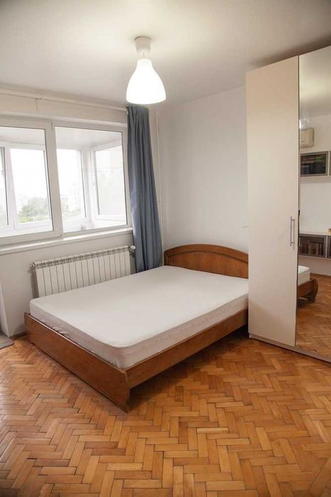 Proprietar, vând ap 2 camere, s2, Bd Basarabia, decomandat, 5 min metrou Costin Georgian, etaj 8/9, mobilat si utilat, pret 109.000 negociabil.