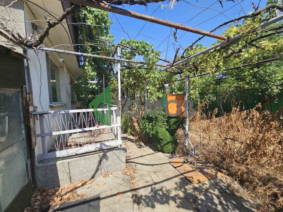 Здрава триетажна къща в село Загоре