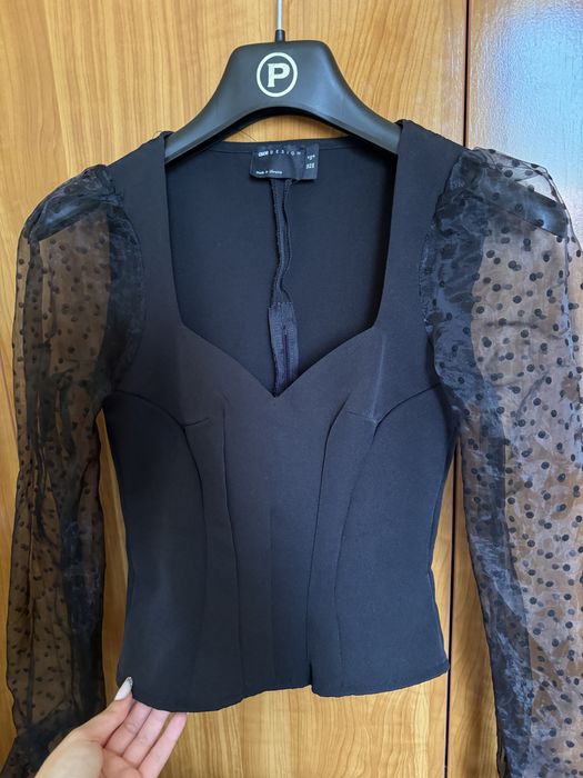 Top cu maneci din organza