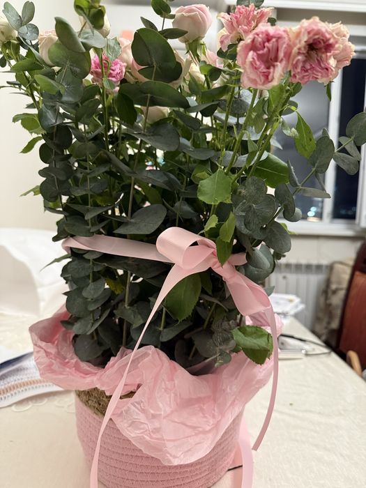 Букет высоких кустовых спрей роз