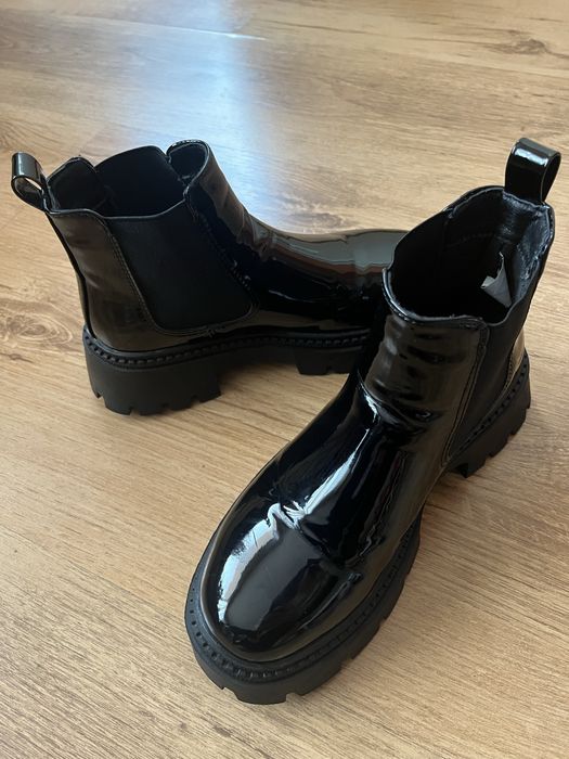 Черни лачени боти