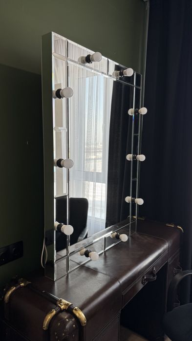 Зеркало с лампами (гримерное)