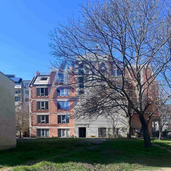 Тристаен апартамент в ж.к. Зорница, гр. Бургас. Само на 300 метра