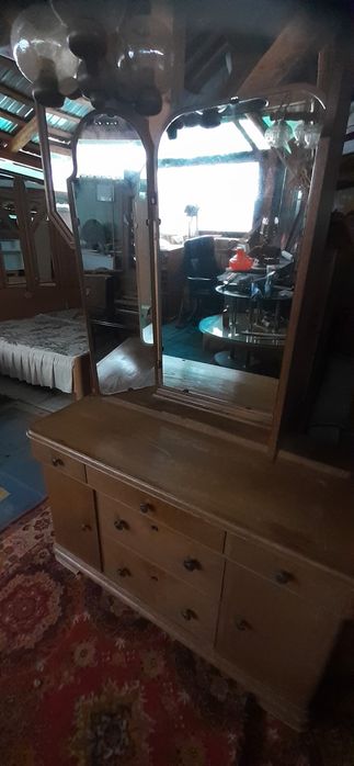 Comodă cu oglinzi