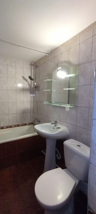 Închiriez ap 2camere etaj 2 decomandat centru