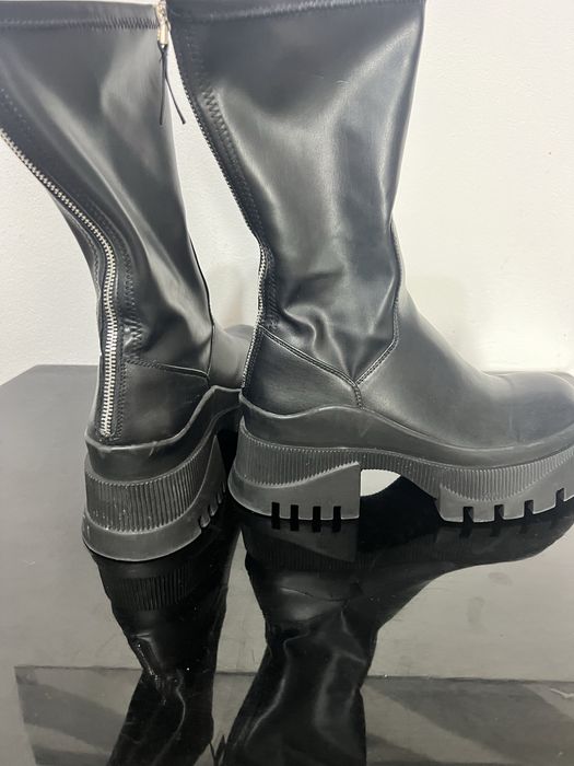 Cizme Zara din piele naturală purtate puțin vin foarte bine în picior