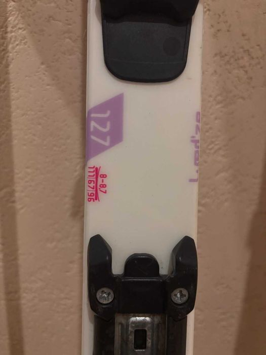 Ски, обувки и щеки за момиче