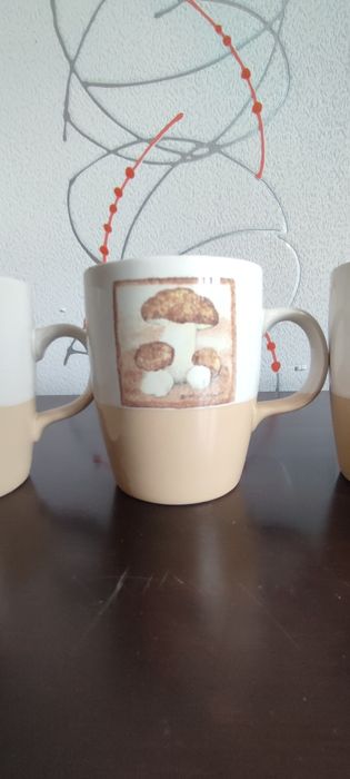 Продам четыре чашки с одинаковым рисунком