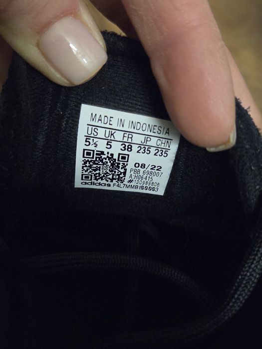 Маратонки Adidas – №38
Продавам оригинални маратонки Adidas, номер 38.