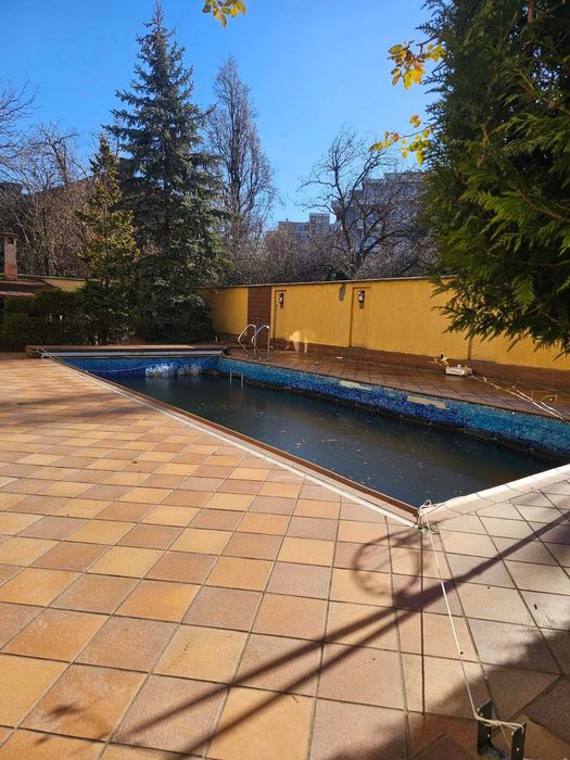 Завършен и обзаведен офис кв. Овча купел. Дворно пространство.