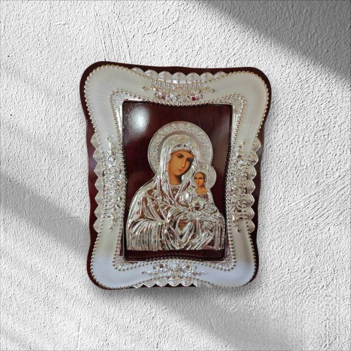 Изящна икона със сребристи орнаменти