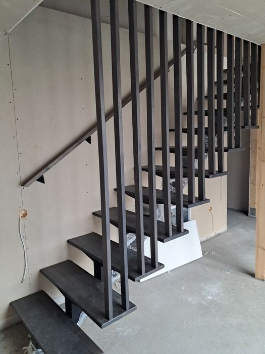 Scări metalice interioare pe vang central cu trepte din lemn masiv