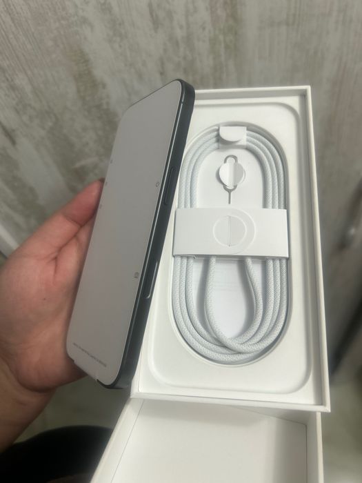 Продавам IPhone 17 чисто нов! 256GB
