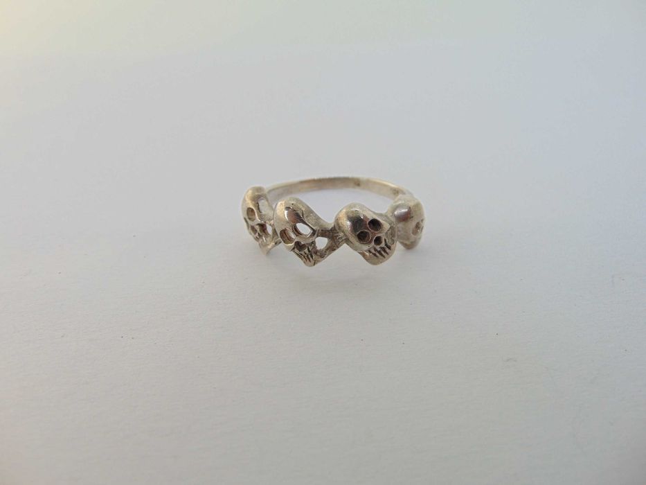 Inel cap de mort din argint
