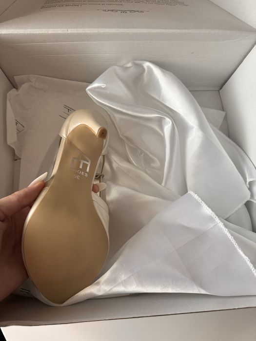 Vand pantofi mireasa