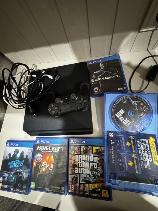 Плейстейшн 4 2 джостика.