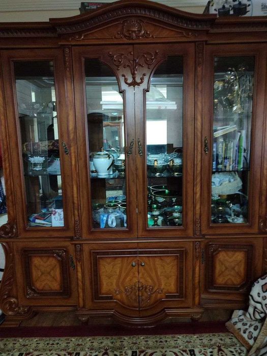 Сервант , кровать , шкаф . Мебель домашняя