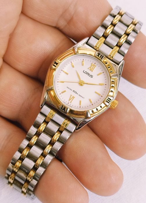 Ceas de damă Lorus by Seiko cu quartz, doua tonuri carcasă și curea din oțel inoxidabil.