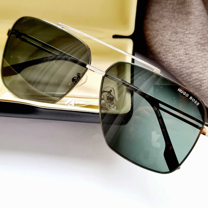 Солнцезащитные очки Hugo Boss.