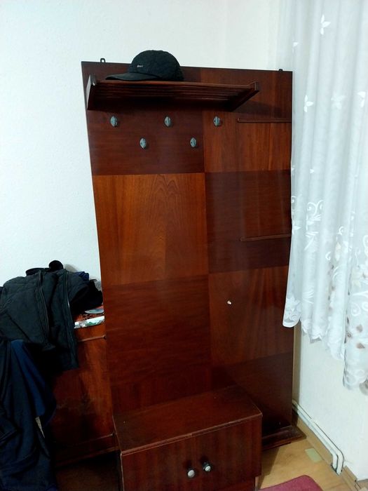 Cuier haine cu oglinda si pantofar utilizat in stare buna de folosire.