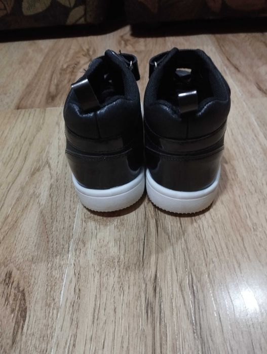 Високи сникърси  sinsay + подарък