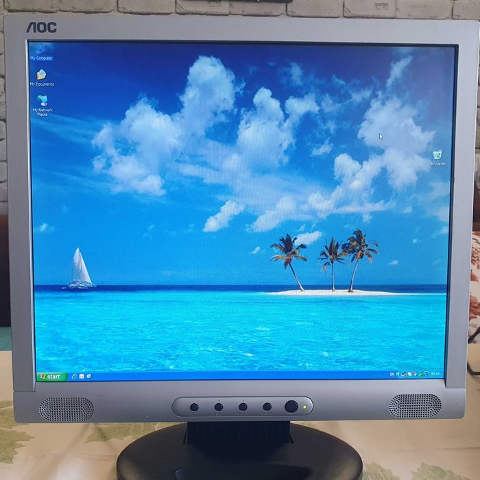 Комплект 2 бр. монитори 17" - AOC, Prestigio