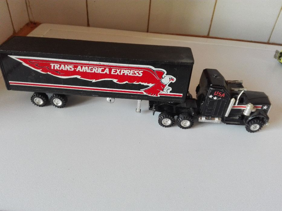 Микроскоп , камион и стара абаджийска ножица .