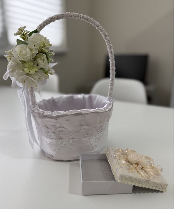 Свабтена кошничка за късметчета и кутия за брачни халки