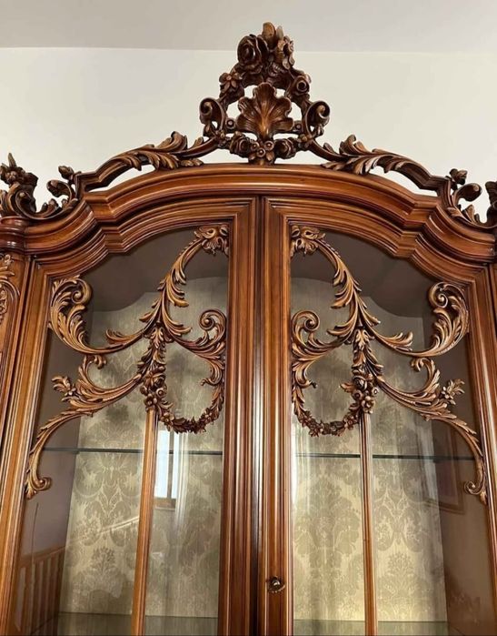 Масивна антикварна дървена витрина