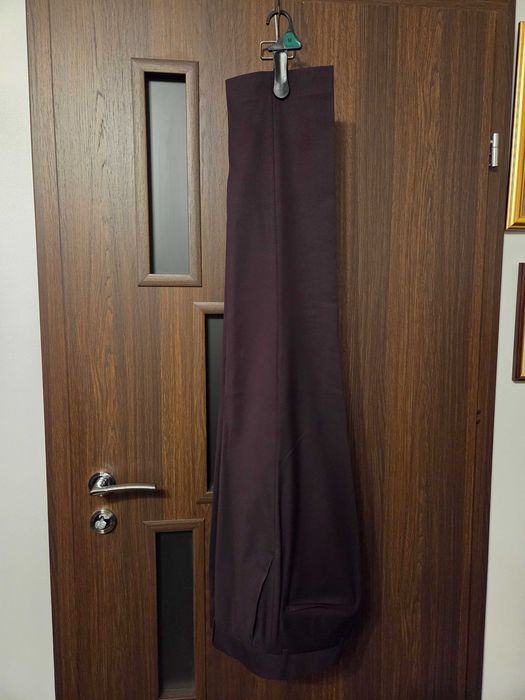 Costum barbati de culoare visinie