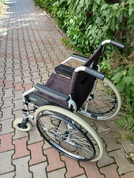 Scaun cu rotile pt persoane cu dizabilități
