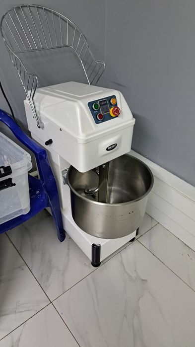 Пеш сатылады газбен миксер сатылады 220