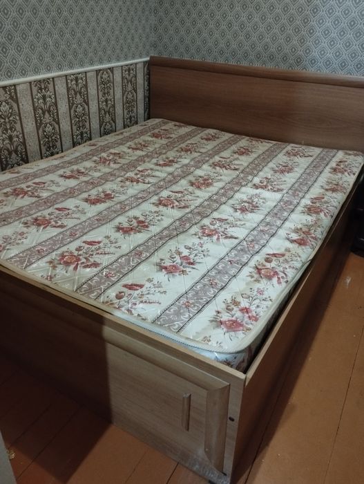 Продам спальную кровать.