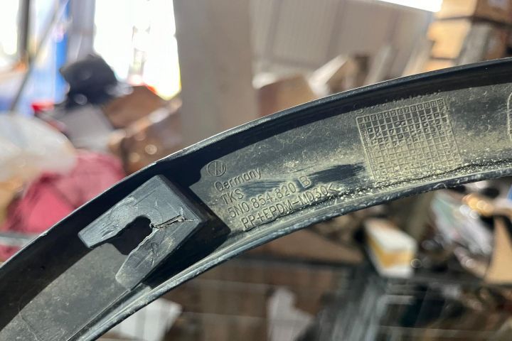 Bandou / ornament aripa stanga spate  5N0854820B Volkswagen VW Tiguan