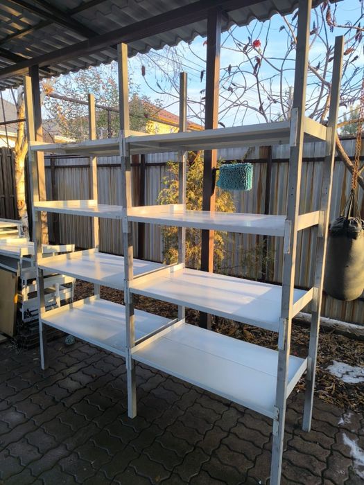 Стеллажи железные в хорошем состоянии.