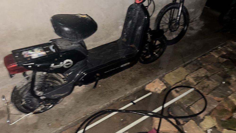 Продам электроскутер ск8