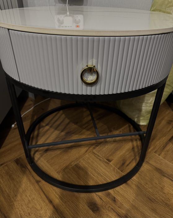 Стол, прикроватная тумба