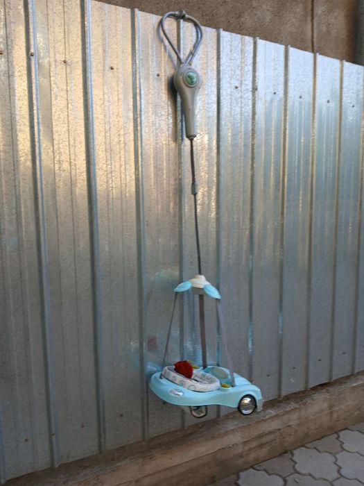 Качеля в виде машинки.