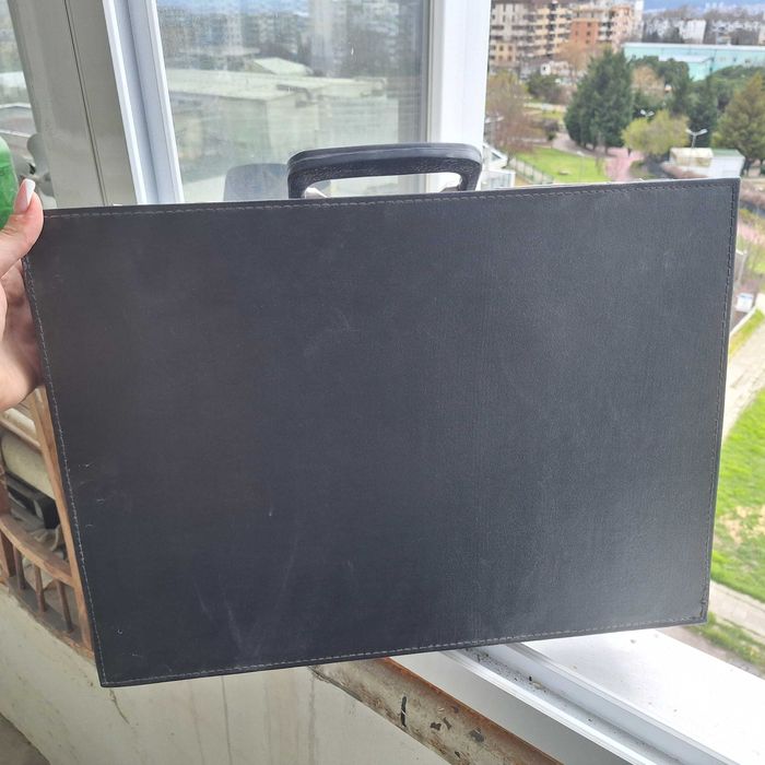 Дипломатически куфарчета и дамски чанти