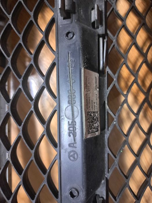 Продавам оригинална решетка за Mercedes W205