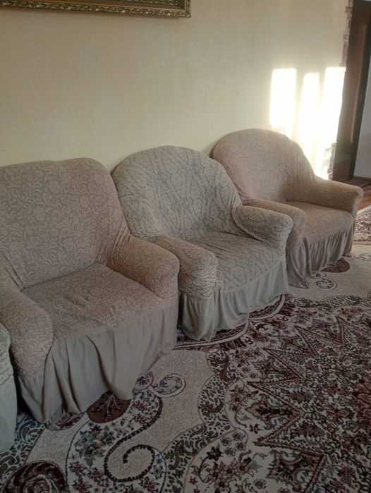 Продам угловой диван+3кресла