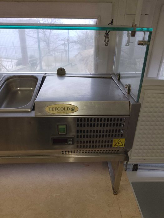 Салатен бар със стойка