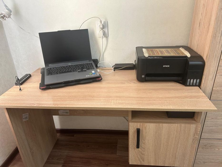 Письменный стол б/у в отличном состоянии
