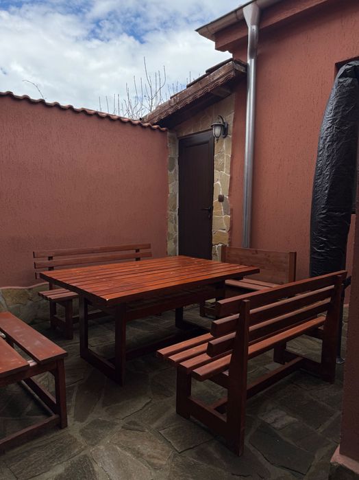 Маса с пейки за барбекю